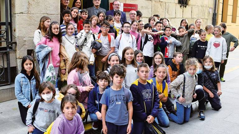 Escolares malpicáns co presidente da RAG, o alcalde, a concelleira de Cultura e o editor do libro na Coruña. Foto: RAG
