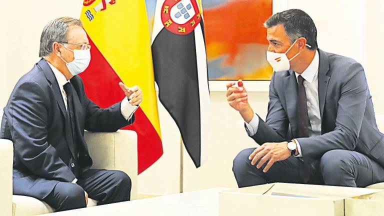 Juan José Vivas, a la izquierda, durante su reunión con Pedro Sánchez. Foto: Europa Press