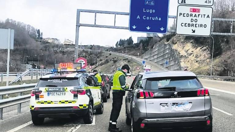 controles. Agentes de la Guardia Civil de Tráfico vigilan que se cumplan las normas en carretera. Foto: Europa Press