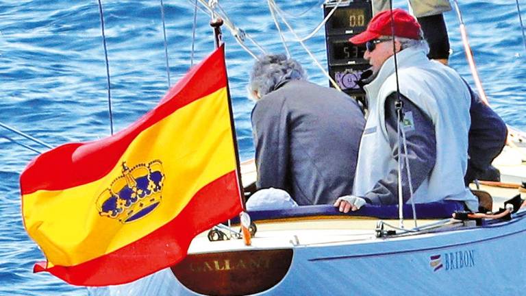 recuerdos. El rey émerito Juan Carlos I, a la derecha, navega abordo del ‘Bribón’, de seis metros de eslora, en aguas de Sanxenxo, en el mes de junio de 2019, coincidiendo con la celebración de las regatas en la ría de Pontevedra. Foto: Lavandeira Jr / Efe