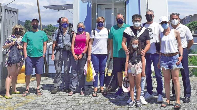 PONTECESURES. Un grupo de viaxeiros que fixeron este verán a travesía de Pontecesures a Ribeira. Foto: C.R.
