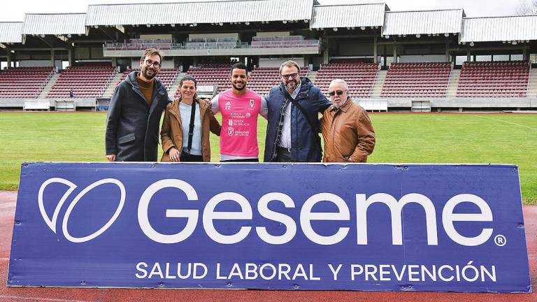 Miguel Fernández (izq.), Alba Pazos, Allyson, Miguel Ángel Lois e Ramón Castro, onte, no estadio Vero Boquete. Foto: SD