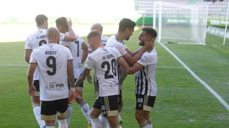 DECISIVO Los jugadores del Badajoz tras su gol. Foto: S. E.