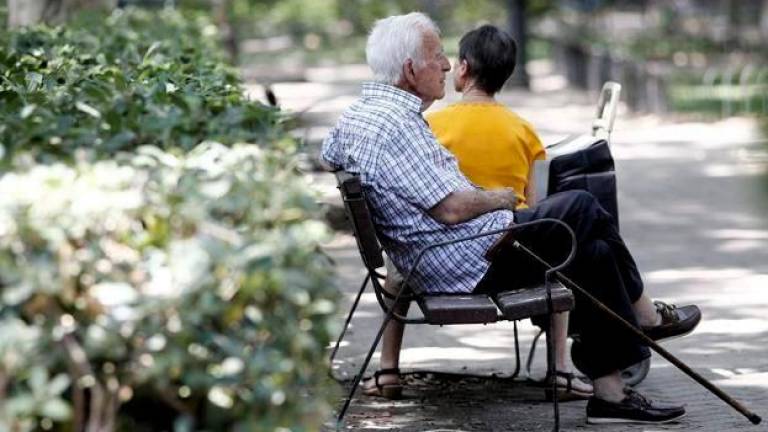 unos de los beneficiados. Un señor y una señora pensionistas descansan sentados en un banco de un parque de Madrid, en un día de sol. Foto: Eduardo Parra / E.press.