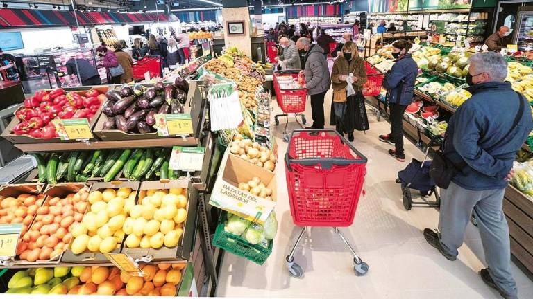 Clientes hacen la compra en la zona de frutería y verduras de un supermercado. Foto: E.P.
