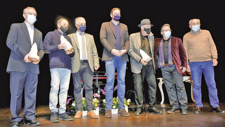 Por la izquierda: B értolo, el representante de ‘Sempre en Galicia’, Valentín García, Lópes Campos, y los integrantes de Rompente. Foto: Sangiao