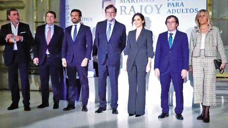 la imagen. Casado y Díaz Ayuso, con Rajoy en medio