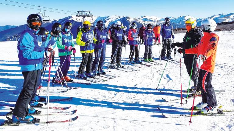 Algúns dos participantes na primeira quenda durante unha das clases de esquí. Foto: Deputación da Coruña