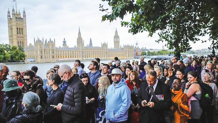 Miles de ciudadanos hacen cola en Londres para honrar a la reina.