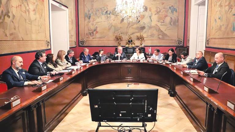 Un momento de la reunión con Jesús Bello, presidente de Compostela Monumental, situado al fondo, en el centro. Foto: ECG