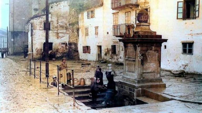 1905. <b>Porta do Camiño</b>. Otro lugar de encuentro para los habitantes de Santiago a principios del siglo XX.