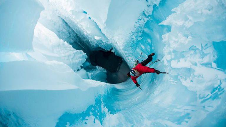 <b>Escalada en hielo</b>. Este deporte de alta montaña consiste en ascender paredes, acantilados e incluso cascadas heladas. Si la escalada normal ya es complicada imaginaros las mismas superficies pero heladas. (Imagen, <u>barrabes.com)</u>