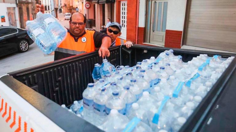 Mientras no se recupere la normalidad, el Concello distribuirá agua embotellada a los vecinos. Foto: C. de Malpica