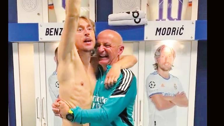 HOMENAJE. Modric abrazado a Antonio Pintus en el vestuario blanco. Foto: @realmadrid