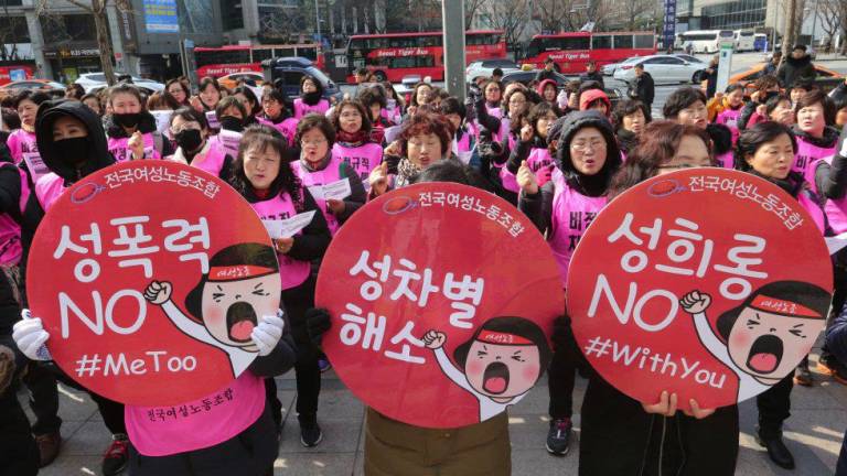 Centenares de mujeres coreanas acuden a una protesta en el Día Internacional de la Mujer en Seúl. (Fuente, elpais.com)