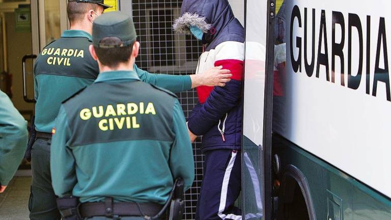 Traslado a dependencias judiciales de los detenidos en el marco del operativo vinculado con la fabricación de narcolanchas (Pontevedra). Foto: Salvador Sas