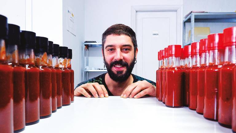 la cara visible de A Factoría do Lume, Joaquín Pérez Sabín, que ha posicionado en el mercado cuatro salsas con chile. Foto: EFE / Kiko Delgado.