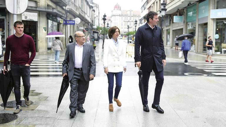 Ángeles Vázquez junto al alcalde, José López, a su izquierda, supervisando la humanización de las rúas céntricas de A Estrada. Foto: Sangiao