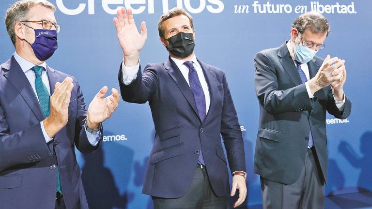 Feijóo, Casado y Rajoy, bajo un eslogan que sugiere que en España no hay libertad si no gobierna el PP. No aclara si con ira o sin ella. Foto: Lavandeira jr 