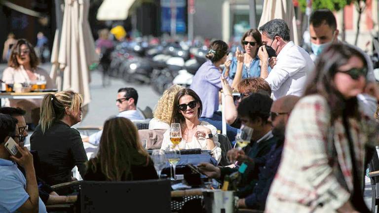 Varias personas disfrutan de un soleado día en la terraza de un bar. Foto: María José López/E.P.