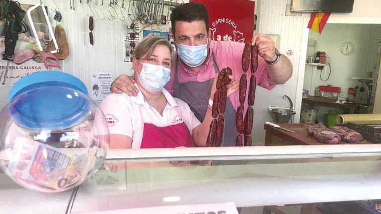 LOS PROMOTORES. Juana Gómez y Juan Fernández, en su carnicería de Aguiño. Foto: S. S.