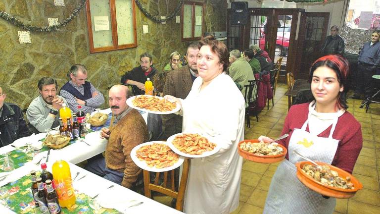 altruismo. Chus Iglesias, expropietaria del emblemático bar, y su familia organizaban una gran cena solidaria y única en Compostela. Foto: A. Hernández