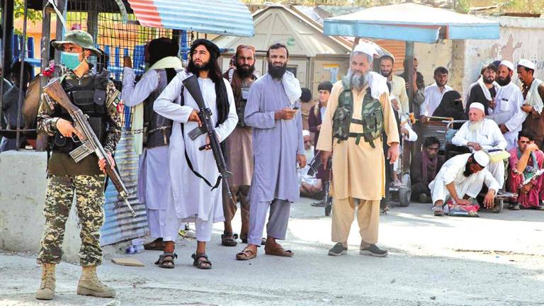 Soldados paquistaníes y combatientes talibanes vigilan la frontera con Afganistán. Foto: E.P.