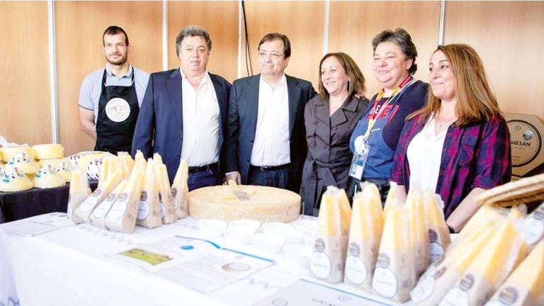 O presidente de Extremadura, Fernández Vara, visitou o stand de Arzúa. Foto: Concello 