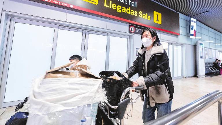 controles. Viajeros procedentes de China poco después de aterrizar en el aeropuerto madrileño de Barajas. Foto: E.P.