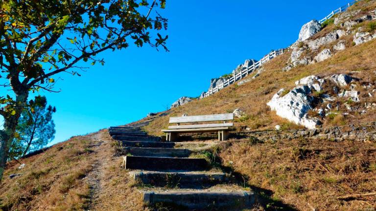 Imaxe das escaleiras ao Pico Sacro de Boqueixón, onde se farán a observación astronómica e o roteiro. Foto: Jaime Rosende