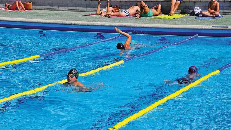 Mozos empregando as instalacións da piscina descuberta amesá do Milladoiro. Foto: CDA