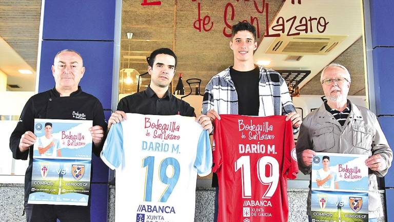 APOYO. El delantero Darío, en el centro, con otros protagonistas delante de la Bodeguilla de San Lázaro. Foto: SD Compostela
