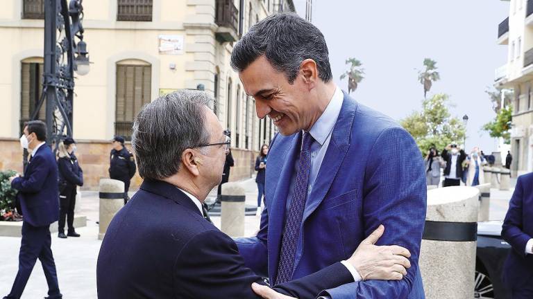 El mandatario ceutí, Juan Vivas, saluda afectuosamente al presidente Sánchez. Foto: E.P.