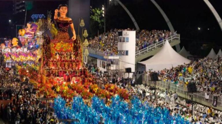 Una anterior edición de los populares carnavales de Río de Janeiro, ausentes este año de las calles. Foto: E.Press