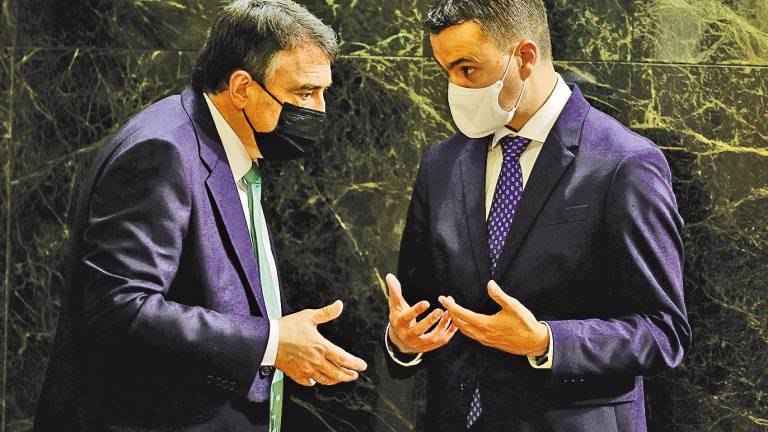 Esteban y Gómez, portavoces de PNV y PSOE, hablando en el Congreso de los Diputados el jueves. Foto: Eduardo Parra/E.P.