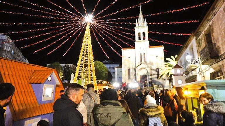 Numeroso público de dentro y fuera de la comarca de Deza visita las Aldeas de Nadal de Lalín. Fotos: Concello