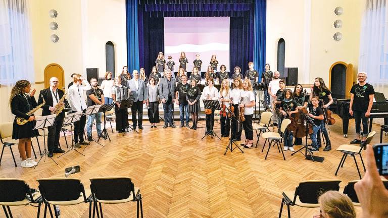 Alumnado e profesorado do EMUS e de Os Dices cos seus homólogos letones tralo concerto que ofreceron. Foto: C. R.