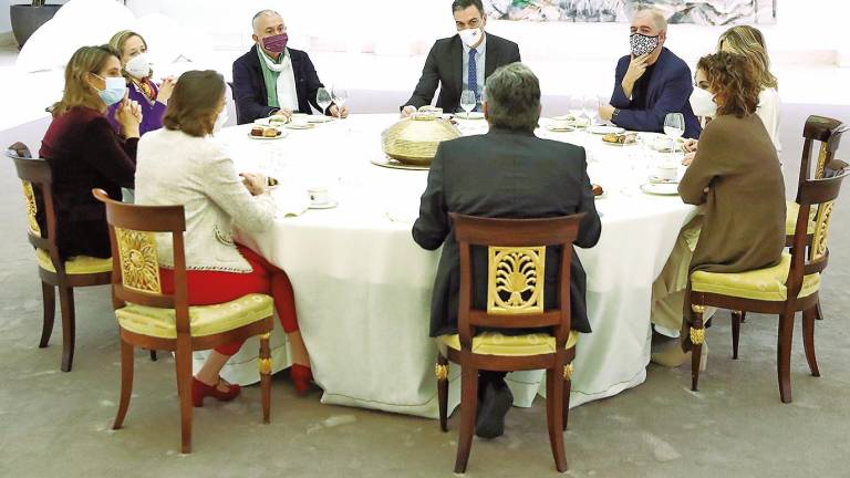 Sánchez, con los líderes sindicales y varios de sus ministros en la mesa de desayuno. Foto: E.P.