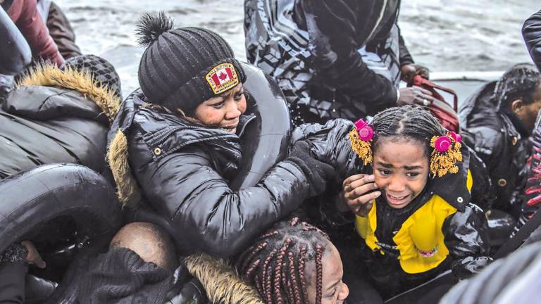 CRISIS HUMANITARIA. Migrantes de África llegan desde Turquía en una lancha de goma a la playa del pueblo de Skala Sikamias en Lesbos en febrero de 2020. Foto: Angelos Tzortzinis