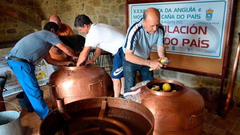 Demostración e destilado tradicional da augardente no Centro de Interpretación da Caña. Foto: C. Valga