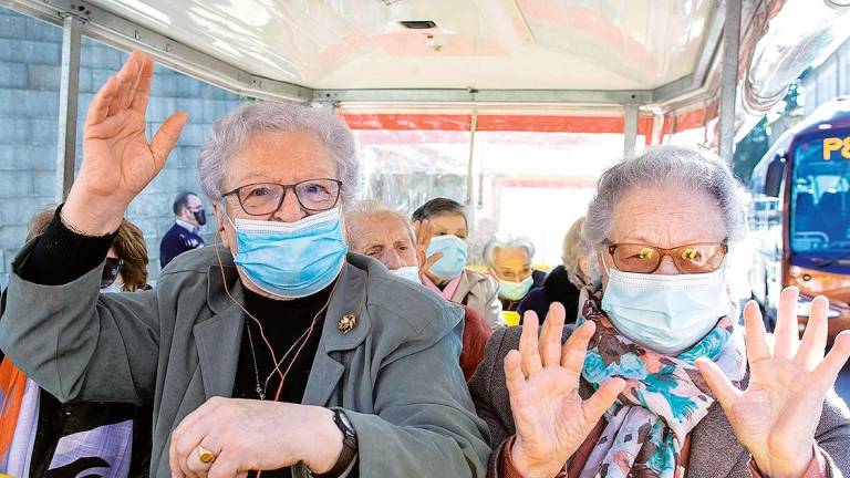 Dos usuarias de la residencia compostelana de Volta do Castro en el tren turístico de Santiago, durante una visita guiada por la ciudad el pasado mes de noviembre. Foto: C. Paz