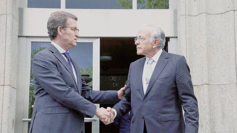 Alberto Núñez Feijóo e Isidro Fainé, ayer en la sede de San Caetando. Foto: Gallego