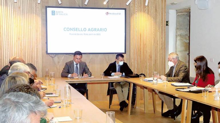 González, de frente, izquierda, presidiendo la reunión del Consello Agrario. Foto: X. G.