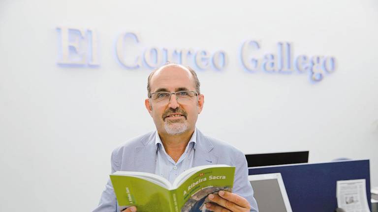 PRESENTACIÓN. Manuel Garrido con uno de los ejemplares de su guía de autor. Foto: F. Blanco
