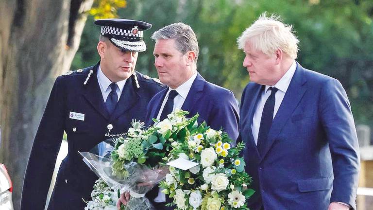 Boris Johnson portando una corona de flores en el lugar del ataque al diputado conservador David Amess. Foto: EP