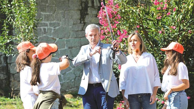 O presidente da Xunta e a conselleira de Política Social, na súa visita ao campamento de verán Marina España en Bergondo.