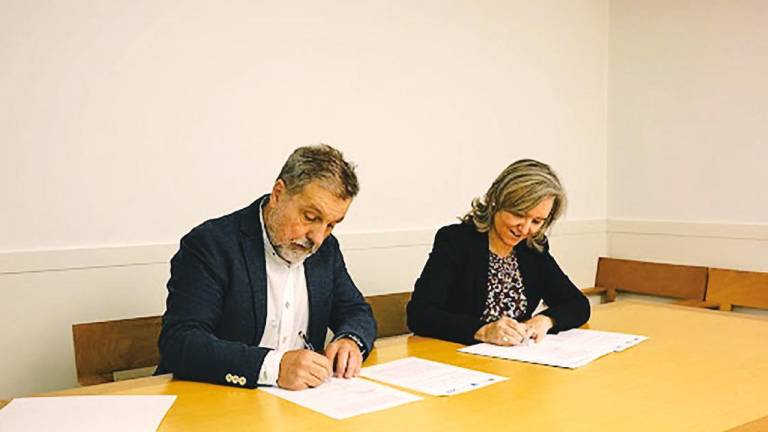 Luís Menéndez e Ana Isabel Rodríguez, durante a firma do acordo de colaboración. Foto: G.