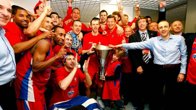 2008. CSKA Moscú campeón de la Euroliga en 2008. Agachado, a la izquierda del trofeo, Papaloukas aplaudiendo con el entrenador Ettore Messina a su derecha, de pie con camisa azul. Foto: www.euroleague.net