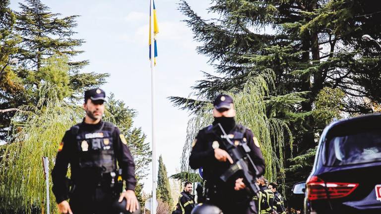 Policías en la embajada ucraniana en Madrid. Foto: EP
