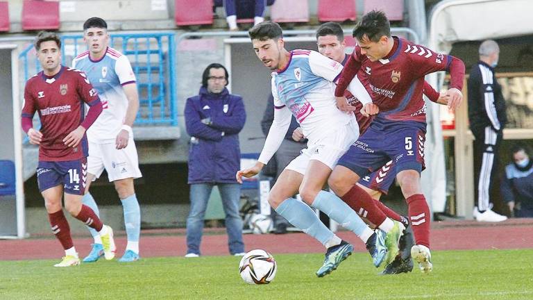 RETORNO Fer Beltrán protege un balón en el último partido del Compostela en el Vero Boquete. Foto: Fernando Blanco